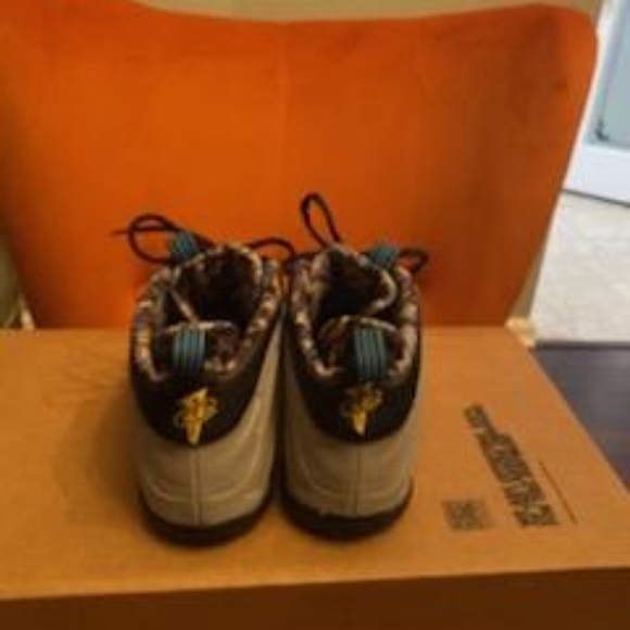 Sneakers - Picture 4 of 5